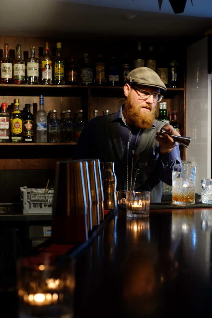 Ein Cocktail wird an der Bar zubereitet.